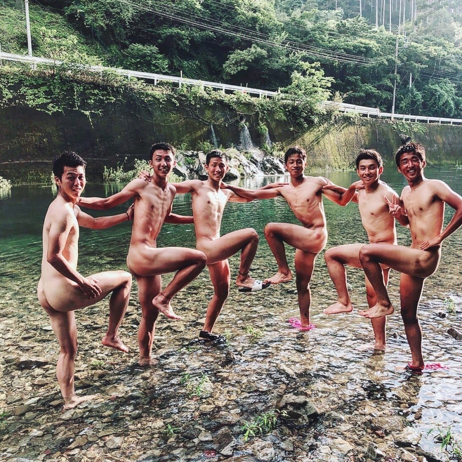 川で全裸になって記念撮影するノンケ男子たち